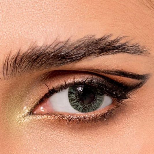 Close-up of a woman's eye with Comfort_contact_lenses_basic_green