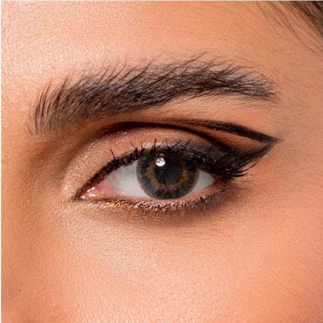 Close-up of a woman's eye with Comfort GREEN BIO luk contact lenses