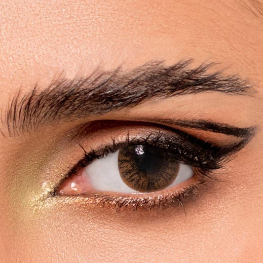 Close-up of a woman's eye with Comfort contact lenses basic brown