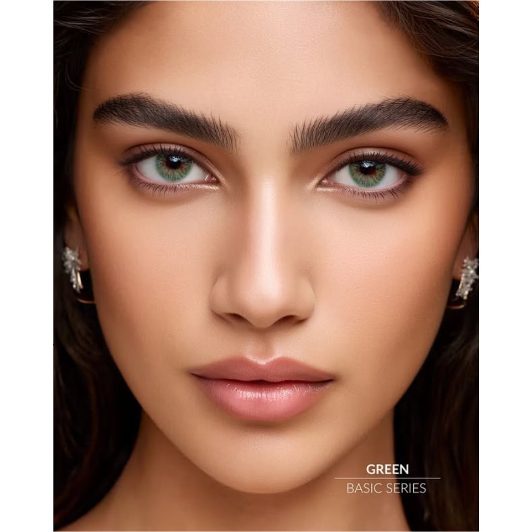 Close-up of a person wearing Comfort soft Basic Green Lens