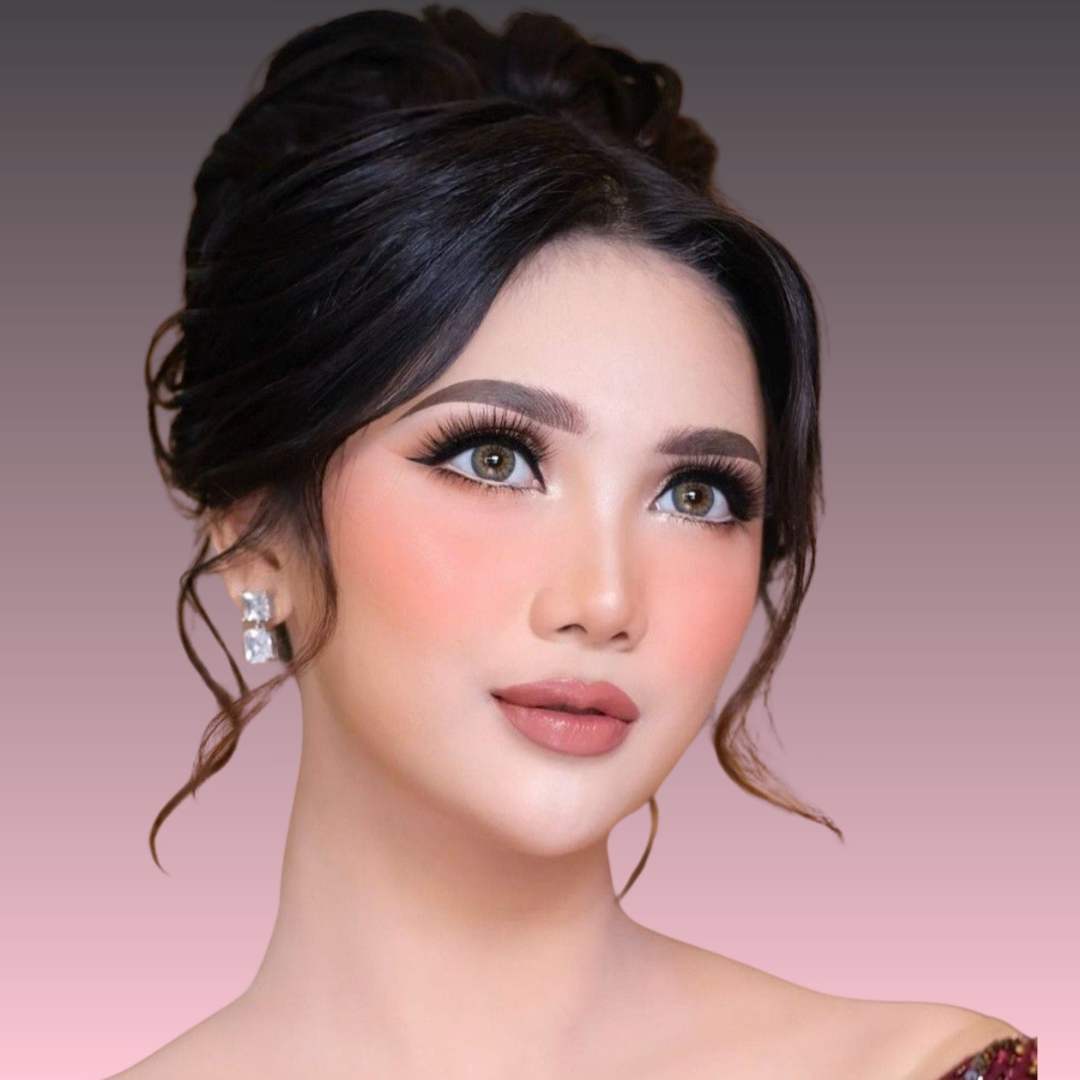 Woman wearing best contact and colour Comfortable bridal lens | Buy Contact Lenses online in Pakistan