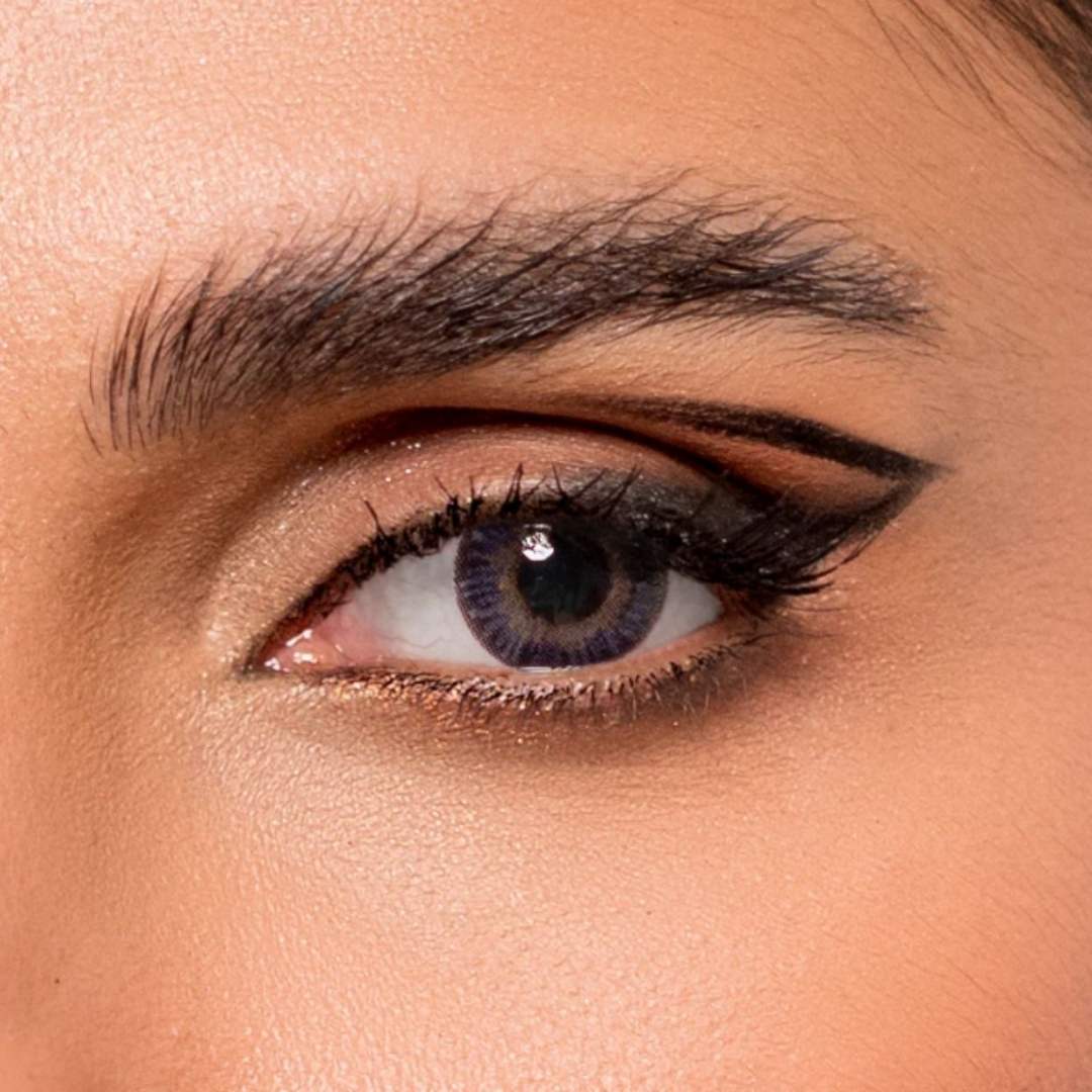 Close-up of a person's eye with VIOLET BIO luk comfort contact lenses