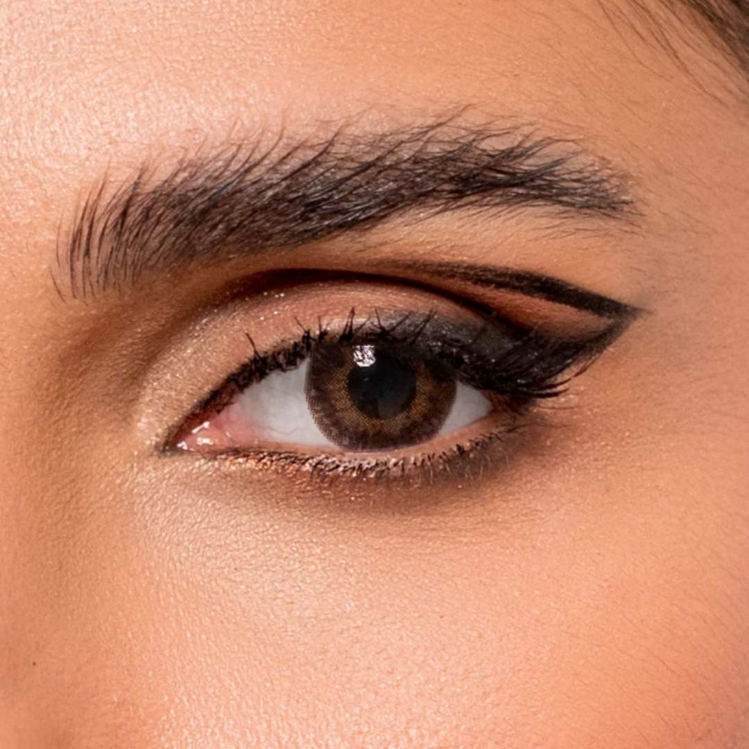 Close-up of a brown eye with comfort contact lenses BIO LUK Hazal color