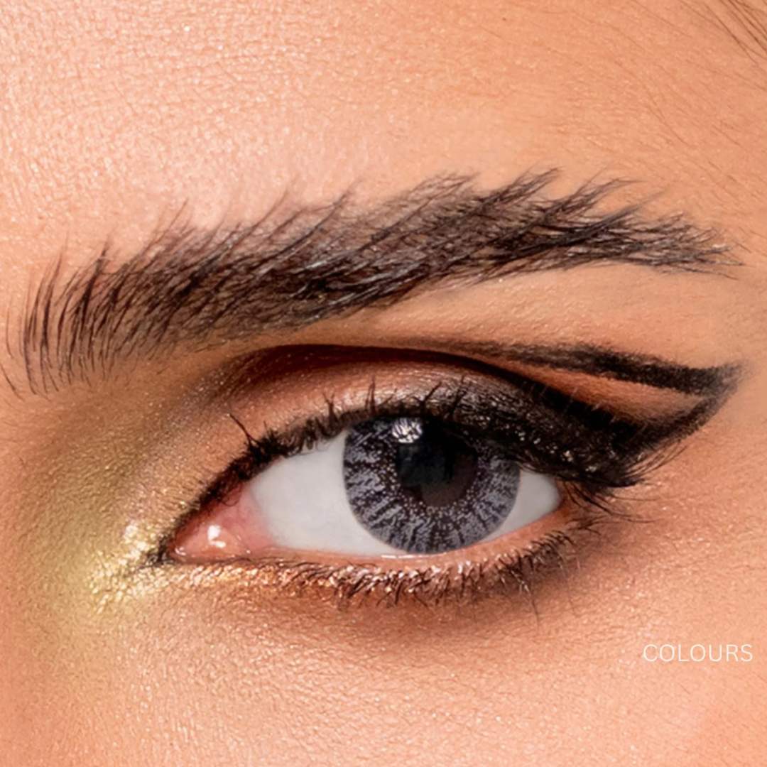 Close-up of a person's eye with comfort_contact_lenses_basic_grey