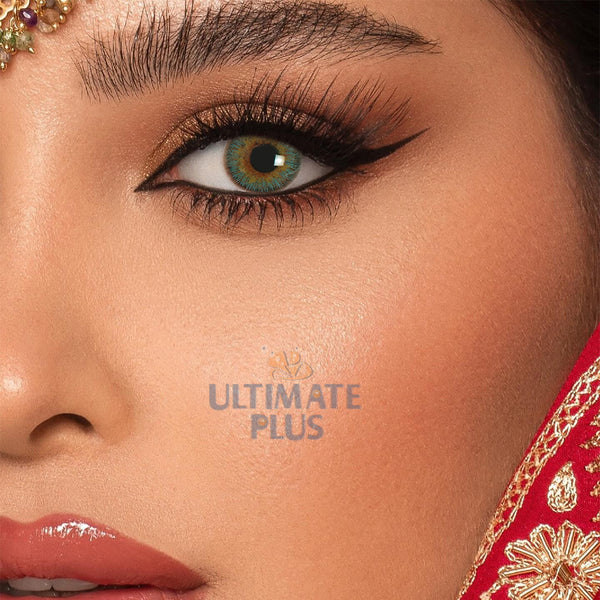 Close-up of an eye wearing golden green contact lenses of ULTIMATE PLUS 3-in-1 colour  Bridal Eye lenses